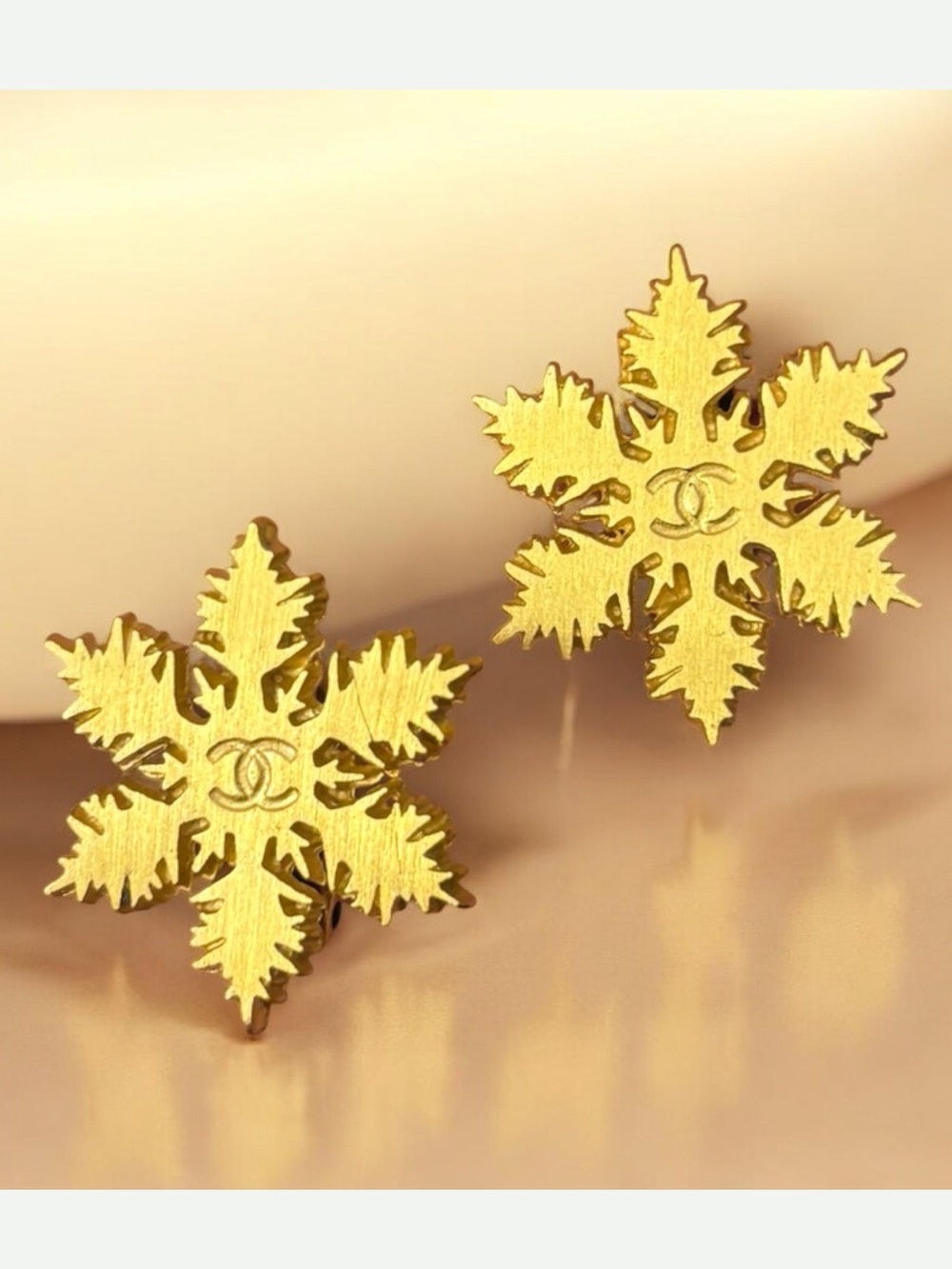 Chanel Snowflake Earrings , Gold , vintage , clip ons